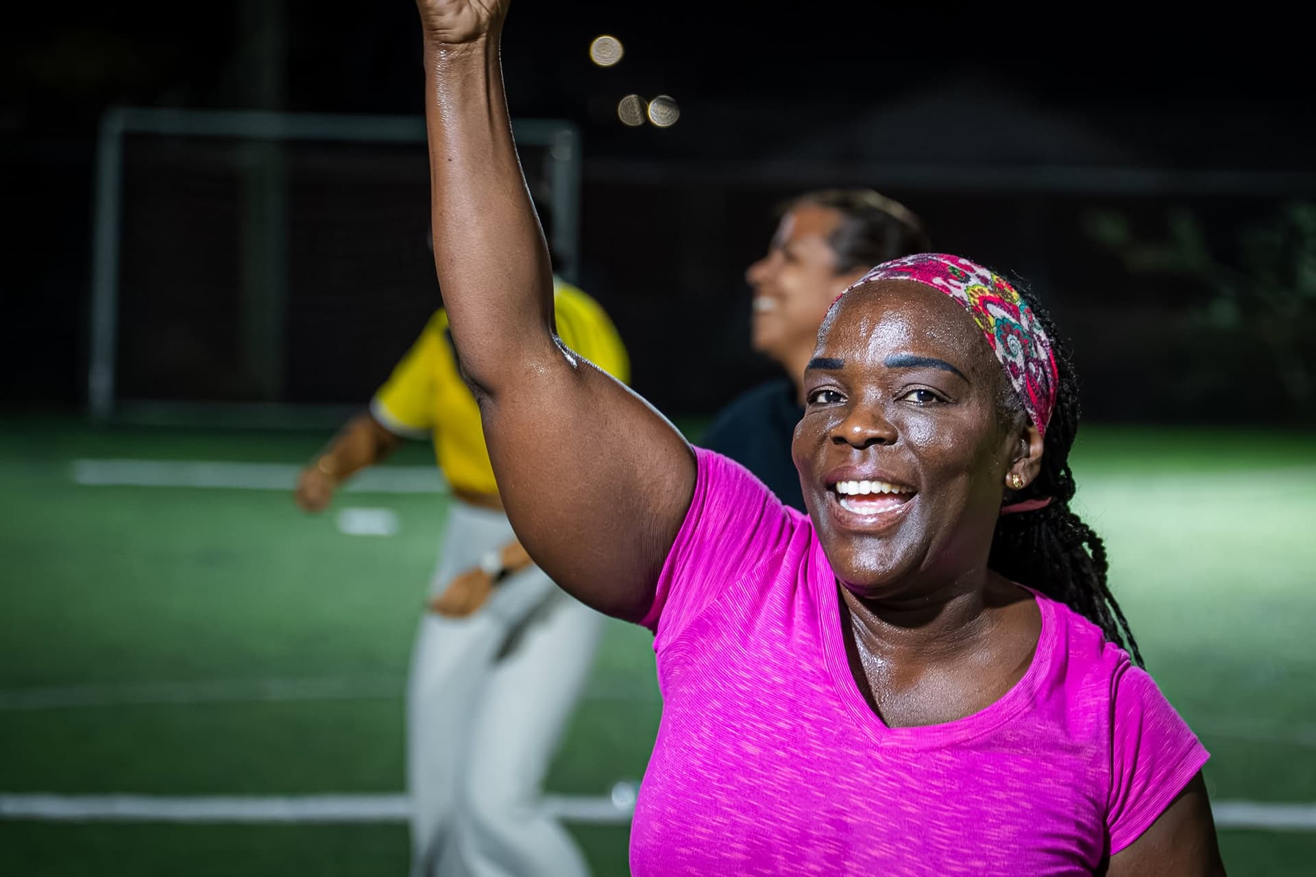 Participante sonriendo durante un actividad di bienestar